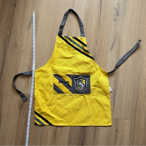 Harry Potter Child’s Hufflepuff Apron - Picture 1 of 3